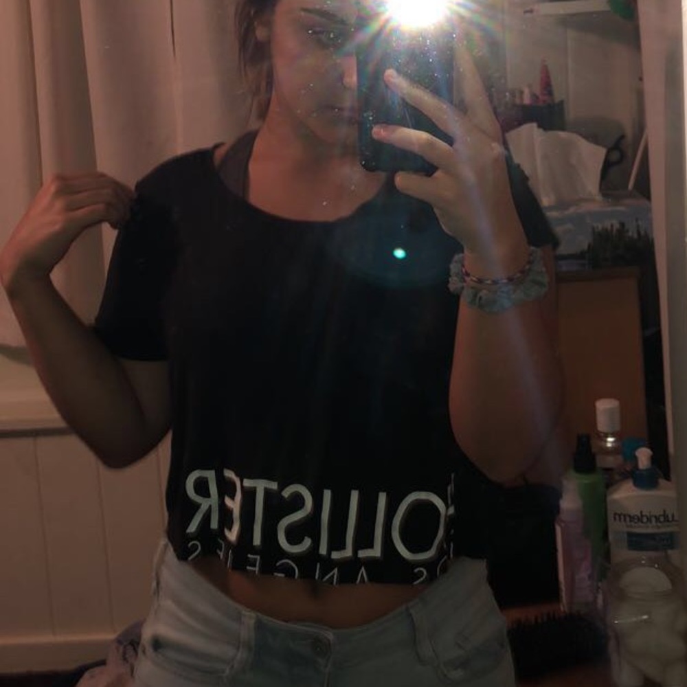 Black Hollister crop top :)